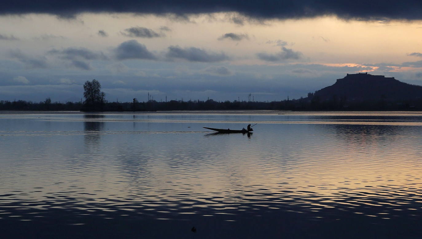 El lago Dal es el más famoso de Srinagar, la capital de verano de Jammu y Cachemira, India. Es muy conocido por su espectacular extensión de agua, sobre la que destacan sus casas de madera flotantes de estilo victoriano. El conjunto es un lugar único con vistas que hipnotizan.