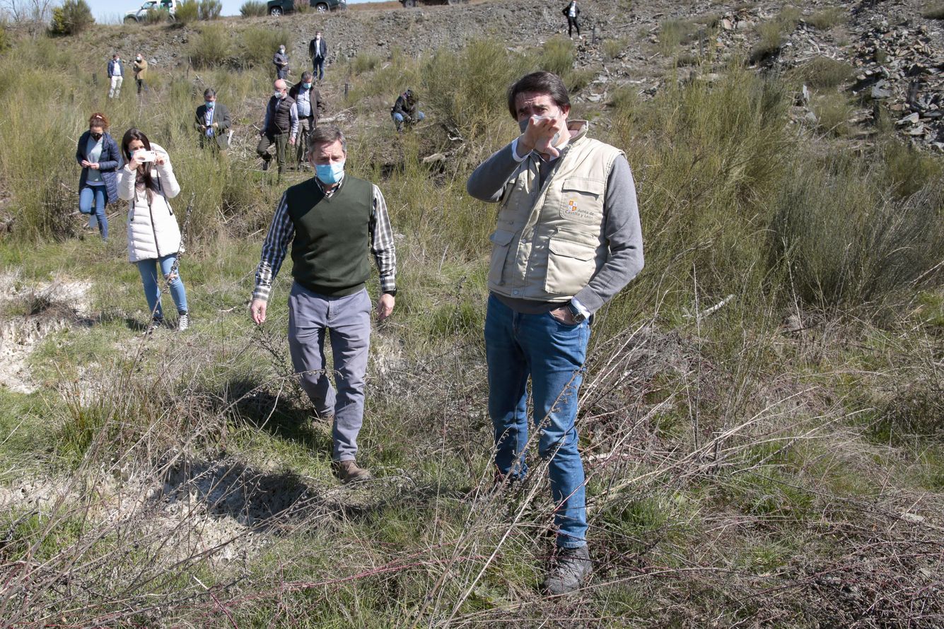 El consejero de Fomento y Medio Ambiente, Juan Carlos Suárez-Quiñones, visita las actuaciones de restauración forestal en los montes afectados por el gran incendio de 2015..