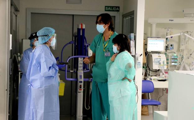 Varios sanitarios en el pasillo de la UCI. 