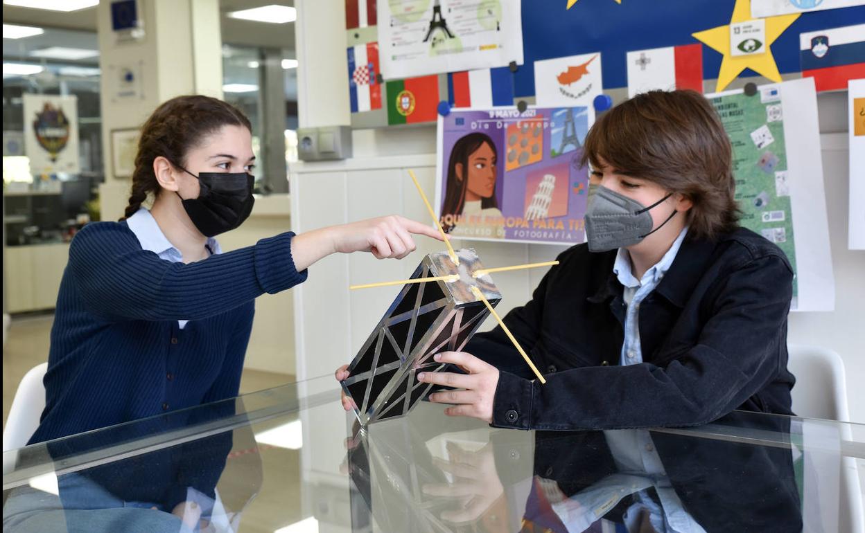 Rubén y Sara, los dos alumnos que dirigen el proyecto del nanosatélite.