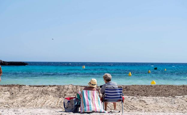 Una playa casi vacía de Menorca.