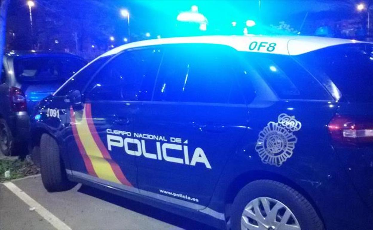 Efectivos policiales durante una intervención de madrugada. 