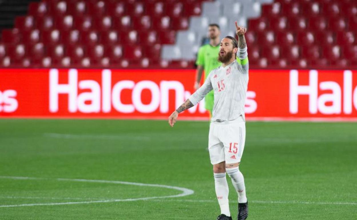 Sergio Ramos, durante el España-Grecia en Los Cármenes. 