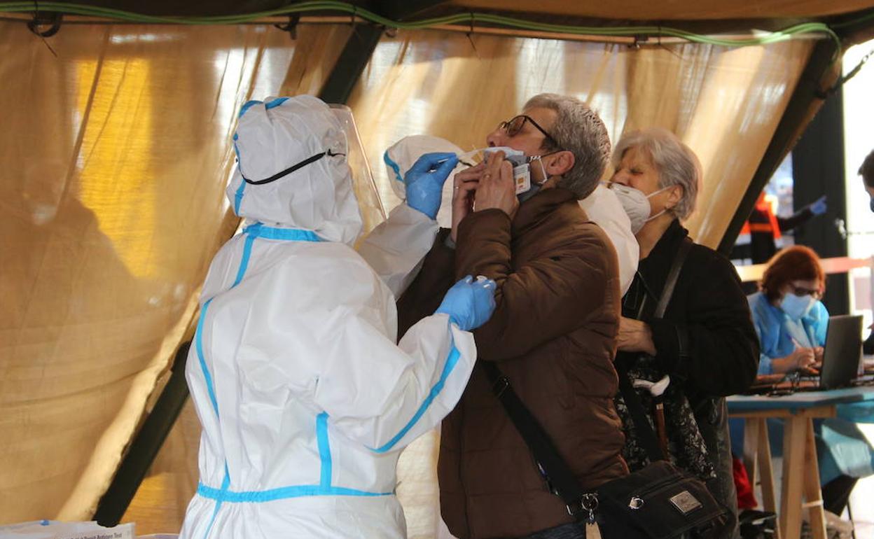 Una enfermera realiza un test de antígenos en el Palacio de Exposiciones de León.