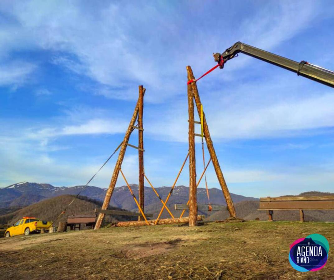 El Ayuntamiento de esta localidad montañesa prepara la instalación de este columpio de ocho metros de altura en el Alto de Valcayo, donde los niños se podrán fotografiar con una particular Heidi y su perro Chitu