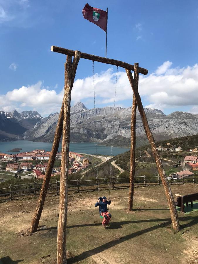 El Ayuntamiento de esta localidad montañesa prepara la instalación de este columpio de ocho metros de altura en el Alto de Valcayo, donde los niños se podrán fotografiar con una particular Heidi y su perro Chitu