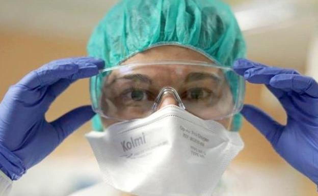 Una enfermera con EPI.