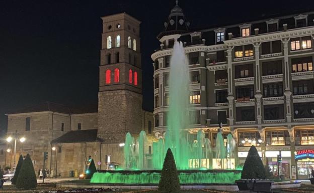 La iglesia de San Marcelo se tiñe de las Siete Palabras en la noche leonesa