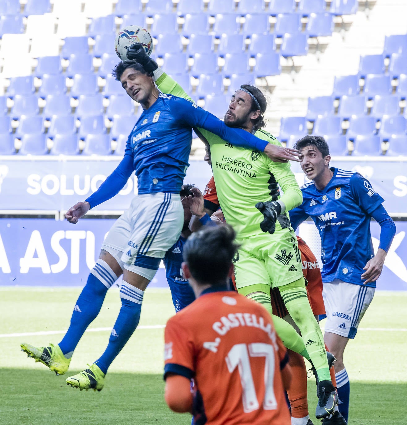 El conjunto berciano juega esta jornada en el Carlos Tartiere ante los carbayones.