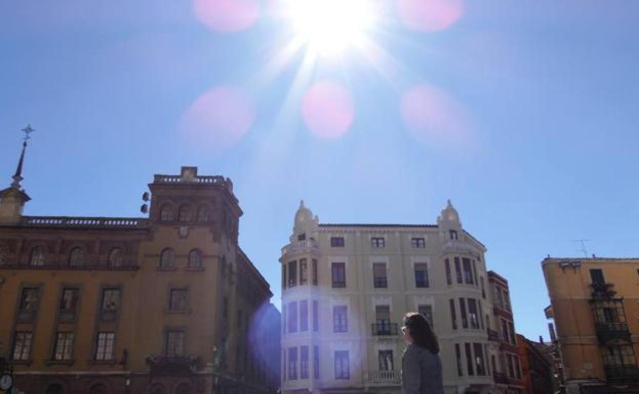 El sol brilla en la Plaza de Regla. 