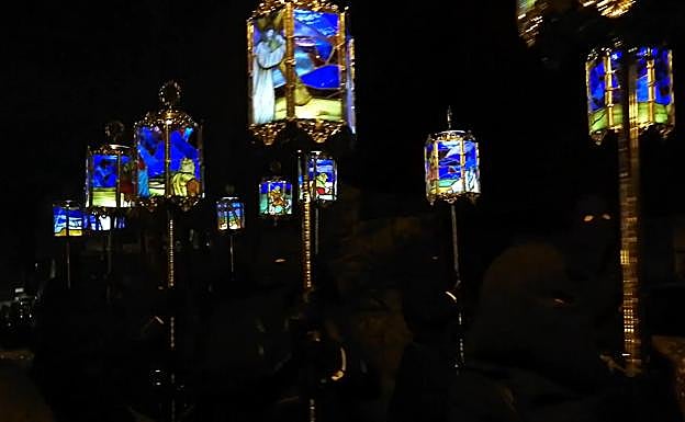 Faroles que procesionan en uno de los actos de la Semana Santa de Benavides.
