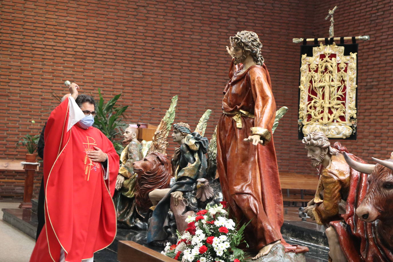 La cofradía organiza un acto en la parroquia para rememorar su Domingo de Ramos.