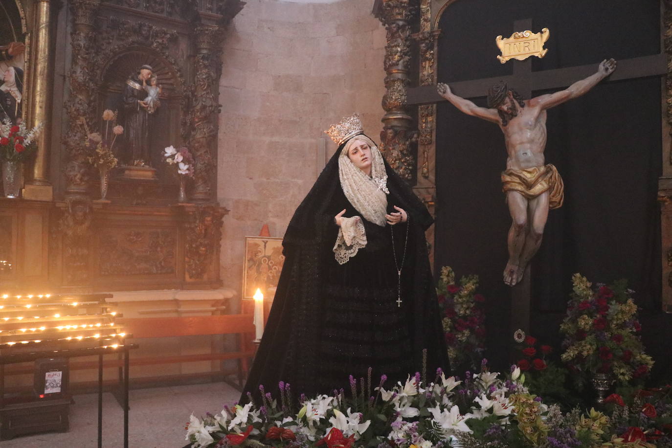 Sobrecogedora exposición de la cofradía en su sede canónica.