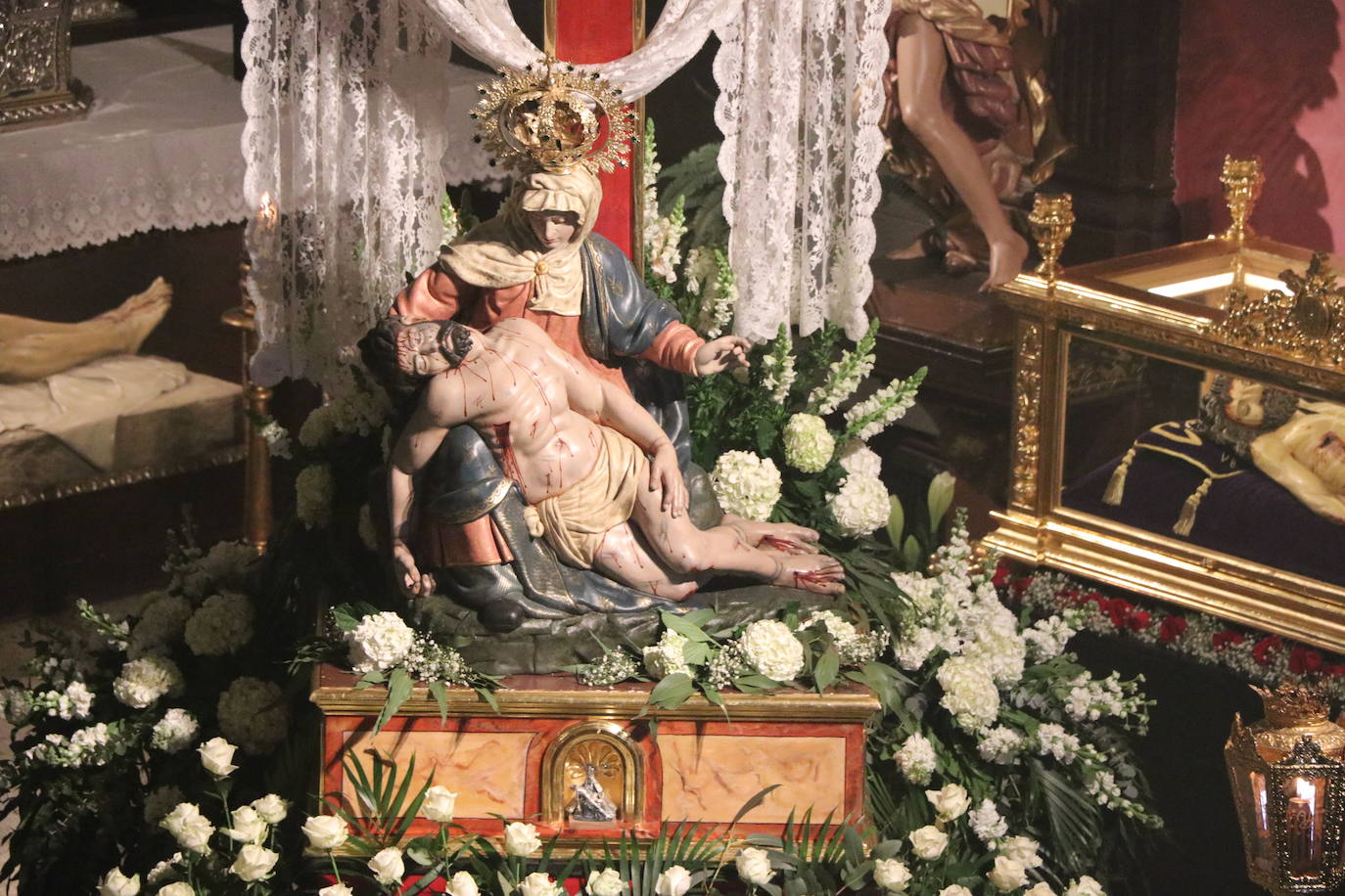 La capilla celebra de la mano de las tres centenarias de León un recuerdo a la procesión que debía salir a las calles este Lunes Santo.