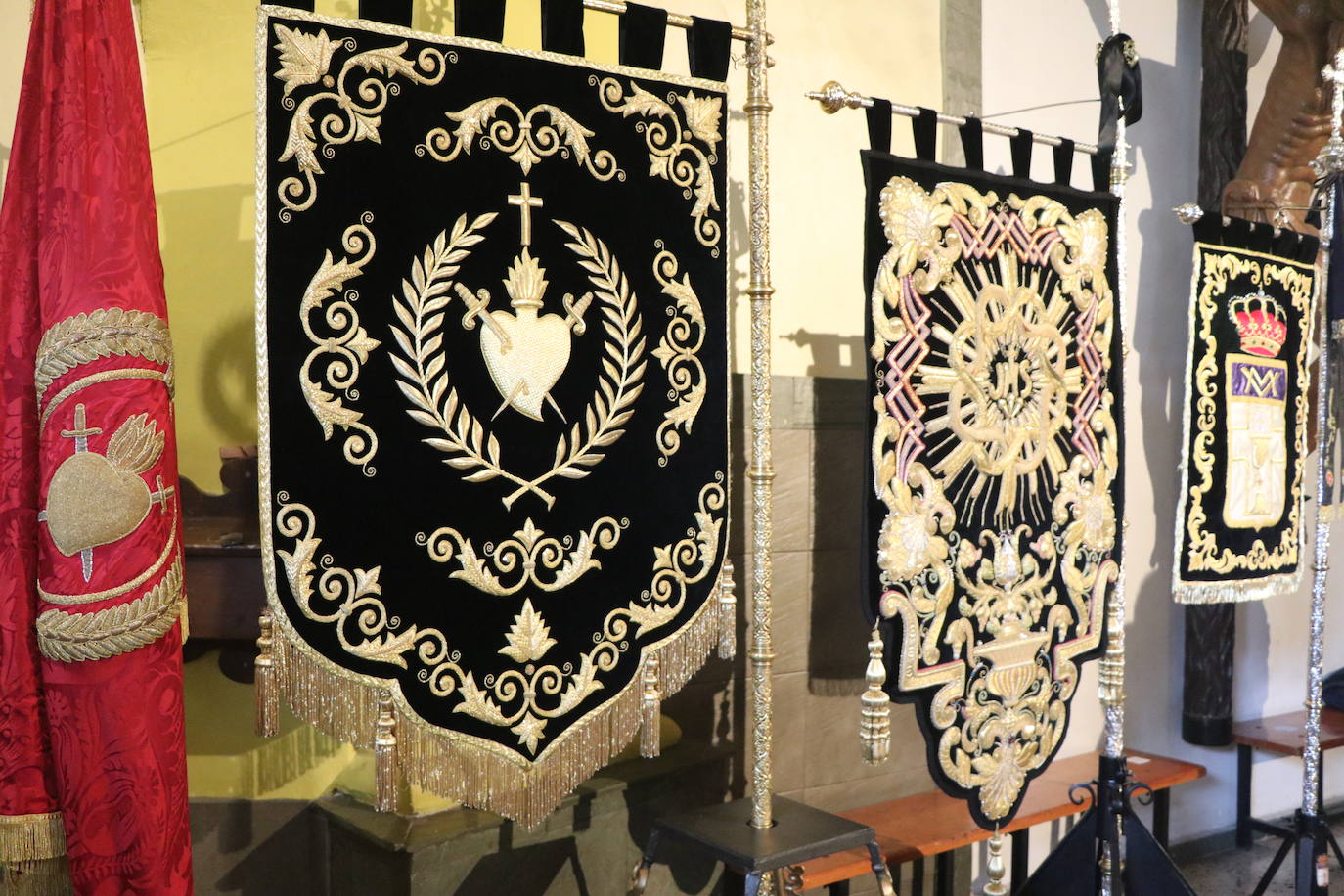 La capilla celebra de la mano de las tres centenarias de León un recuerdo a la procesión que debía salir a las calles este Lunes Santo.