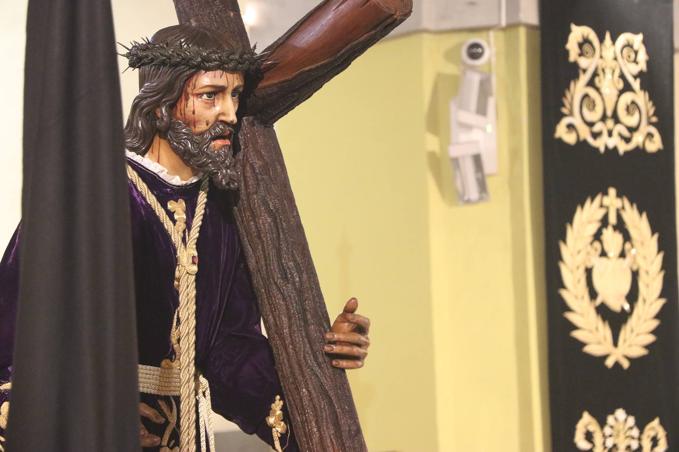 La capilla celebra de la mano de las tres centenarias de León un recuerdo a la procesión que debía salir a las calles este Lunes Santo.