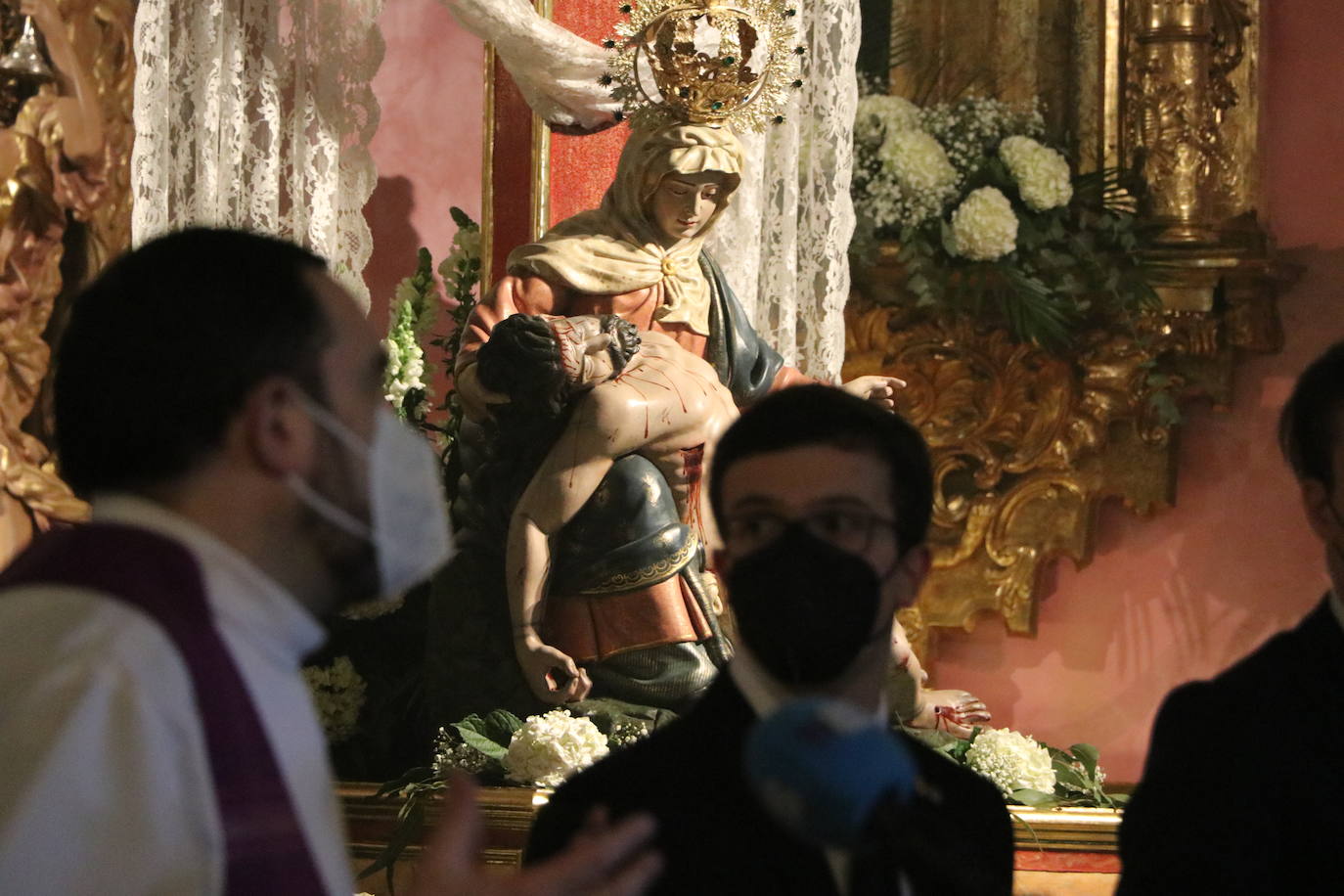 La capilla celebra de la mano de las tres centenarias de León un recuerdo a la procesión que debía salir a las calles este Lunes Santo.