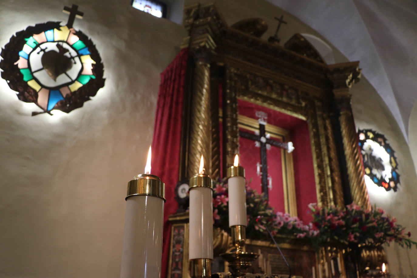 La capilla celebra de la mano de las tres centenarias de León un recuerdo a la procesión que debía salir a las calles este Lunes Santo.