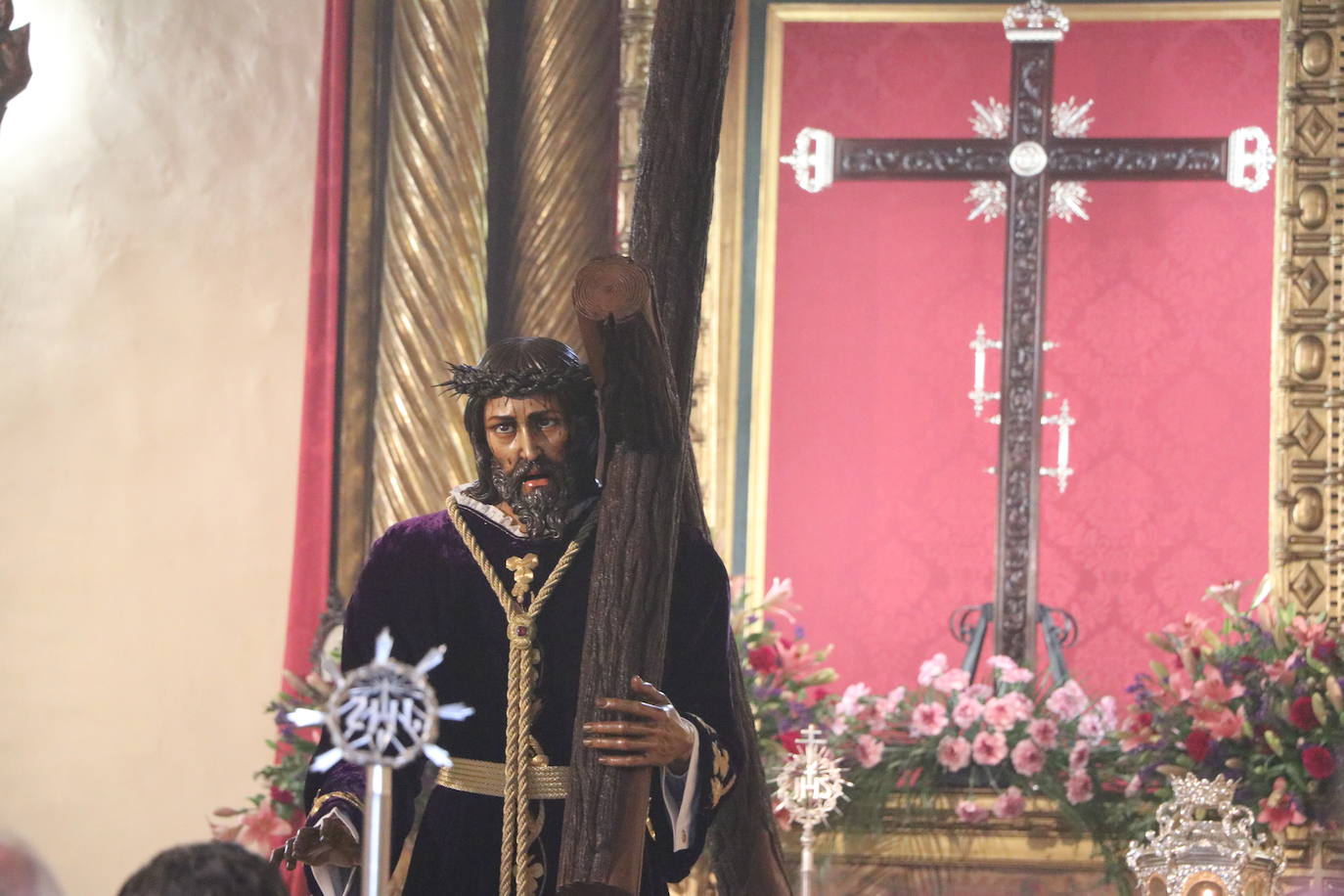 La capilla celebra de la mano de las tres centenarias de León un recuerdo a la procesión que debía salir a las calles este Lunes Santo.