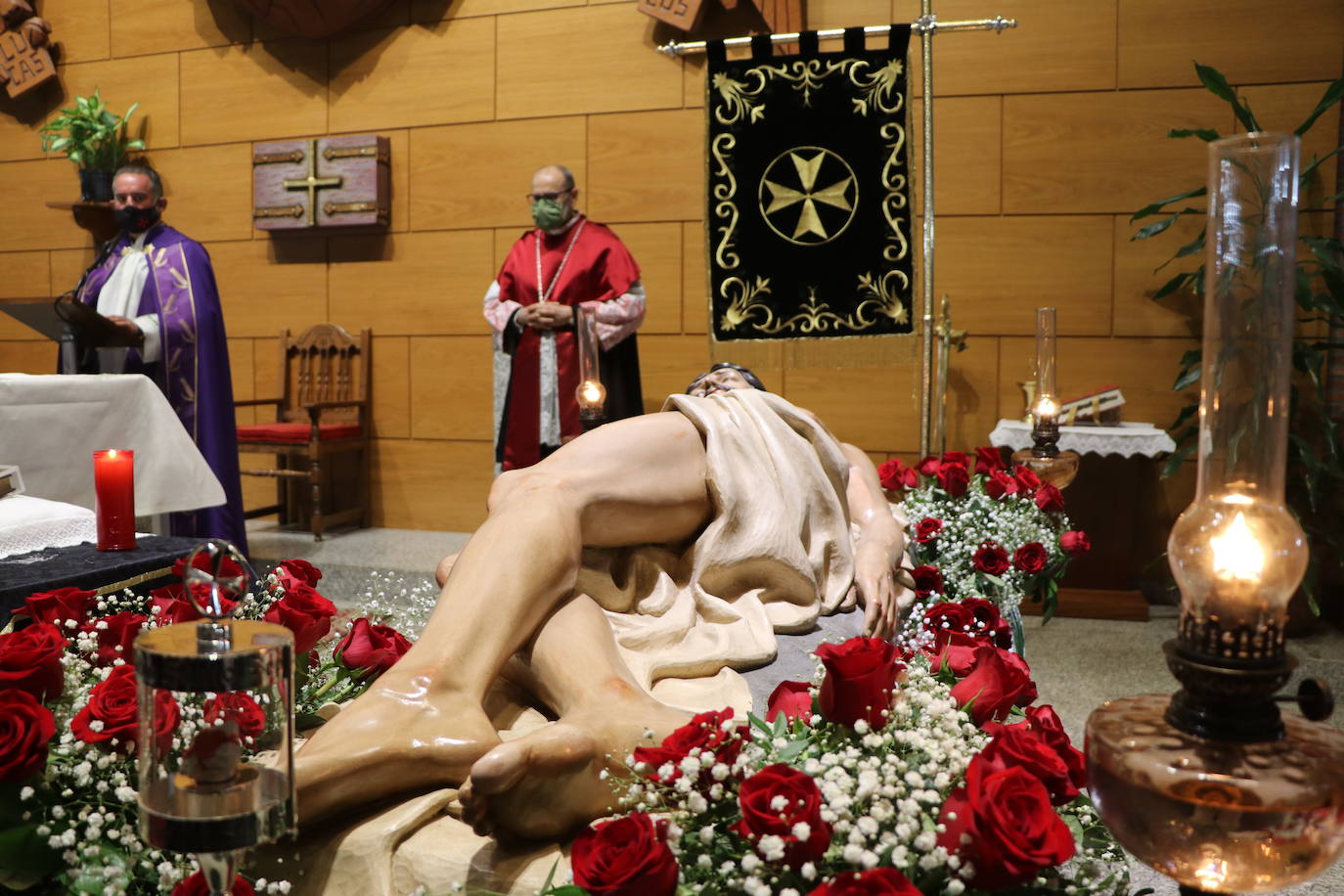 Los papones del Santo Sepulcro acuden ataviados con túnica y capillo al acto.