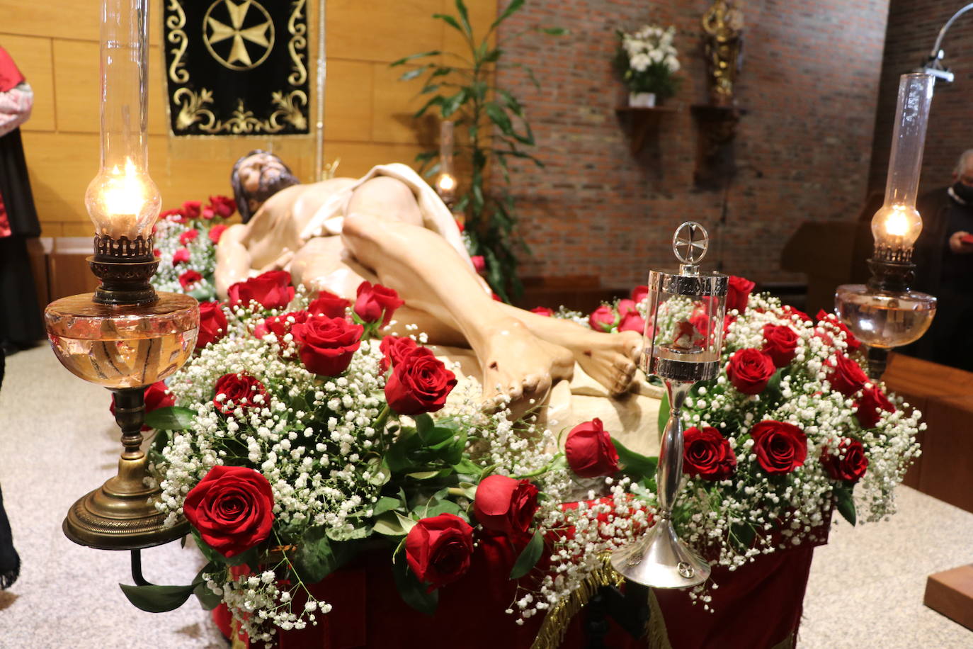 Los papones del Santo Sepulcro acuden ataviados con túnica y capillo al acto.