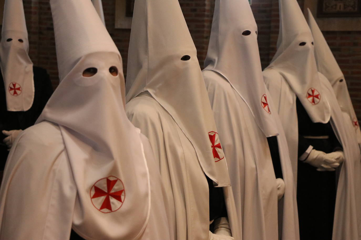 Los papones del Santo Sepulcro acuden ataviados con túnica y capillo al acto.