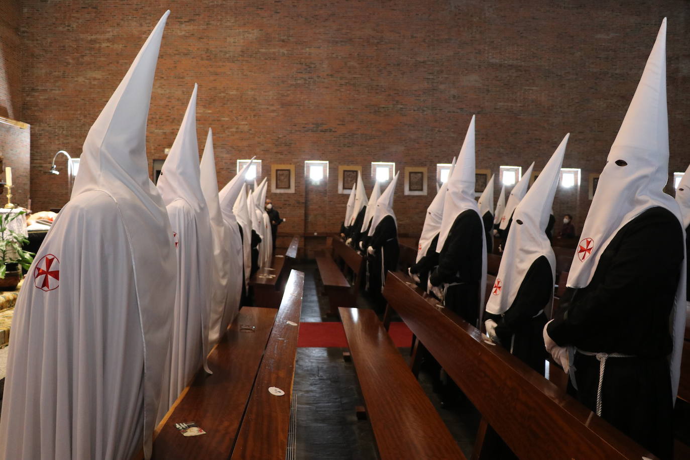 Los papones del Santo Sepulcro acuden ataviados con túnica y capillo al acto.