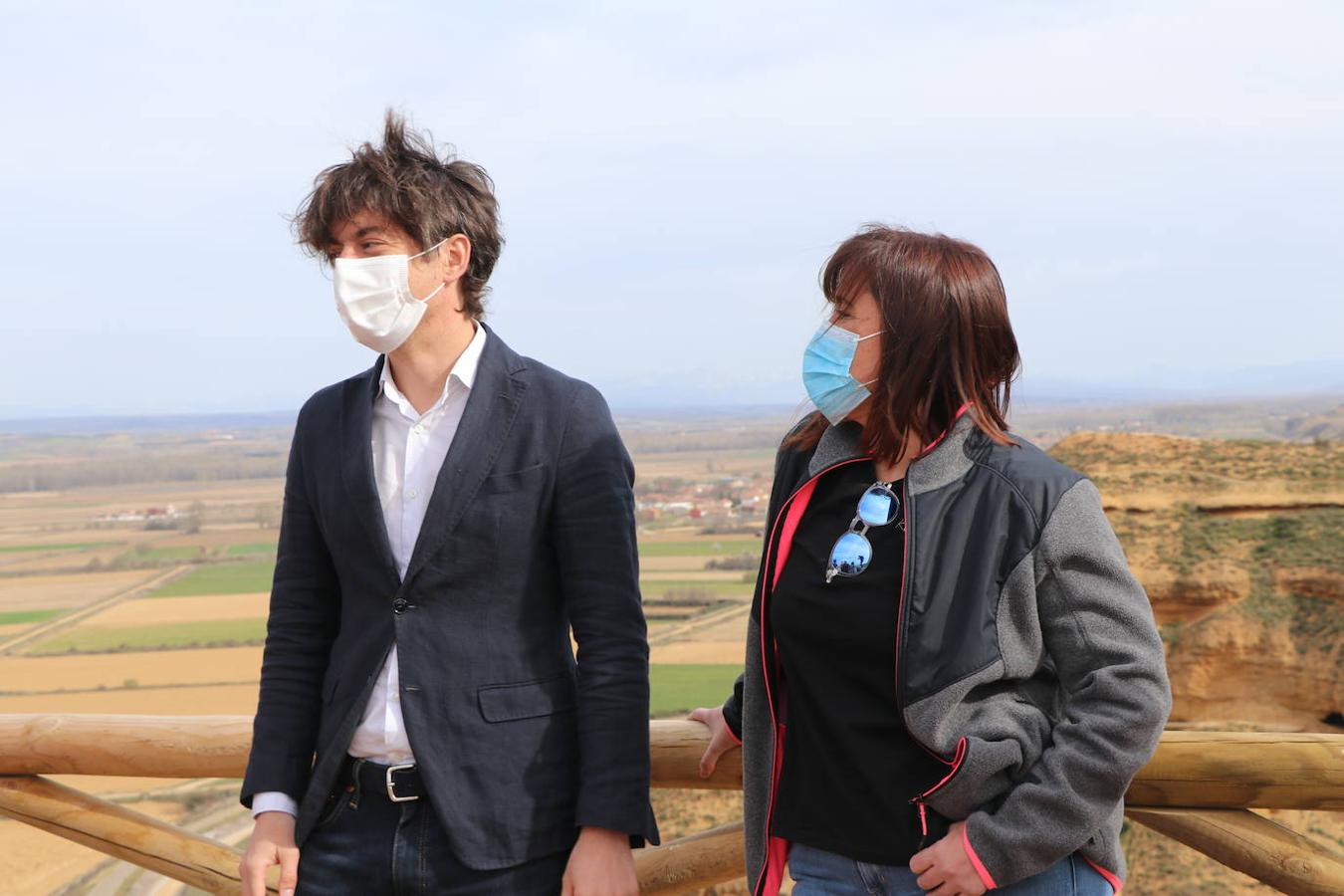 El diputado de Cultura, Arte y Patrimonio, Pablo López Presa, y la alcaldesa de Villasabariego, Esther García, en la inauguración de las Cuevas Menudas y la posterior visita a las mismas.