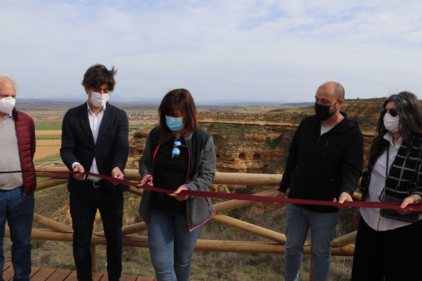 El diputado de Cultura, Arte y Patrimonio, Pablo López Presa, y la alcaldesa de Villasabariego, Esther García, en la inauguración de las Cuevas Menudas y la posterior visita a las mismas.