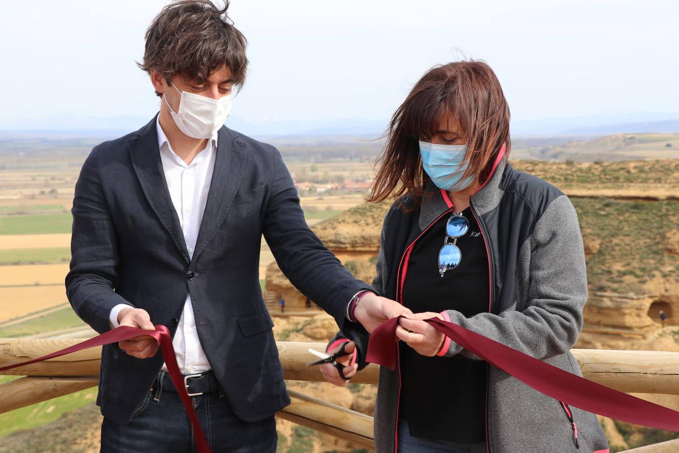 El diputado de Cultura, Arte y Patrimonio, Pablo López Presa, y la alcaldesa de Villasabariego, Esther García, en la inauguración de las Cuevas Menudas y la posterior visita a las mismas.