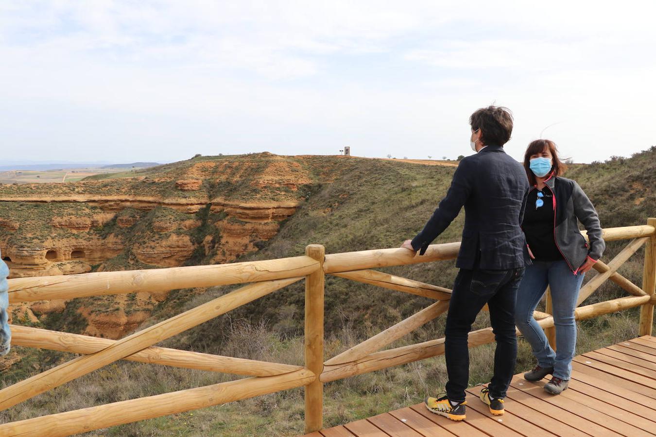 El diputado de Cultura, Arte y Patrimonio, Pablo López Presa, y la alcaldesa de Villasabariego, Esther García, en la inauguración de las Cuevas Menudas y la posterior visita a las mismas.