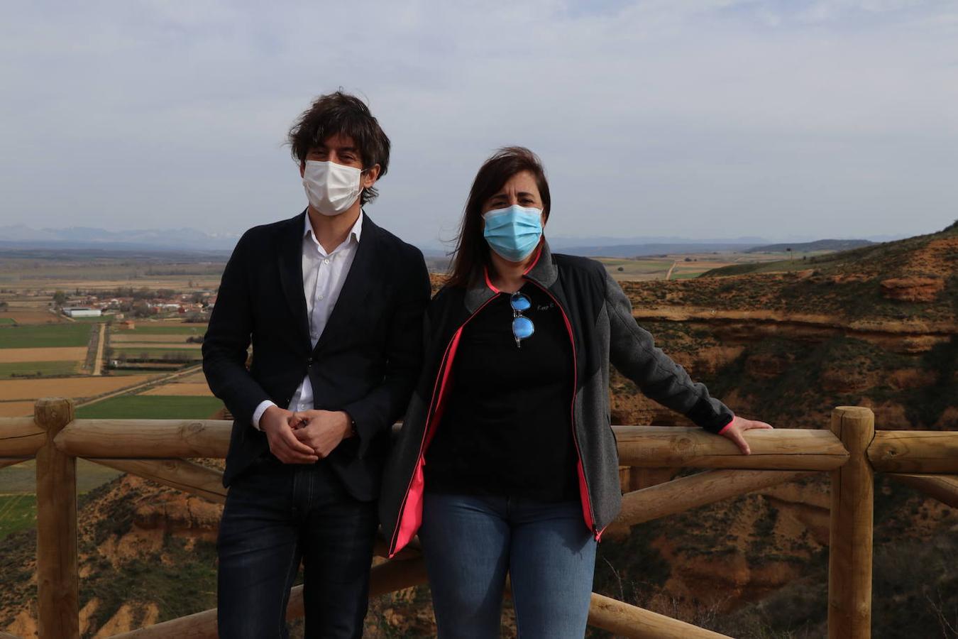 El diputado de Cultura, Arte y Patrimonio, Pablo López Presa, y la alcaldesa de Villasabariego, Esther García, en la inauguración de las Cuevas Menudas y la posterior visita a las mismas.