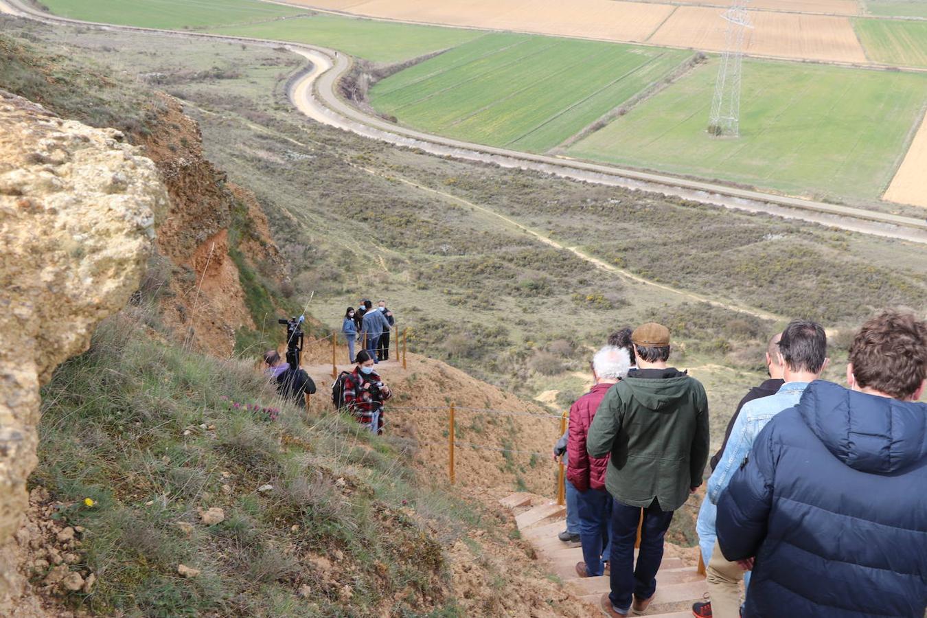 El diputado de Cultura, Arte y Patrimonio, Pablo López Presa, y la alcaldesa de Villasabariego, Esther García, en la inauguración de las Cuevas Menudas y la posterior visita a las mismas.