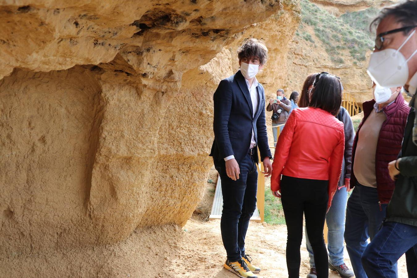 El diputado de Cultura, Arte y Patrimonio, Pablo López Presa, y la alcaldesa de Villasabariego, Esther García, en la inauguración de las Cuevas Menudas y la posterior visita a las mismas.