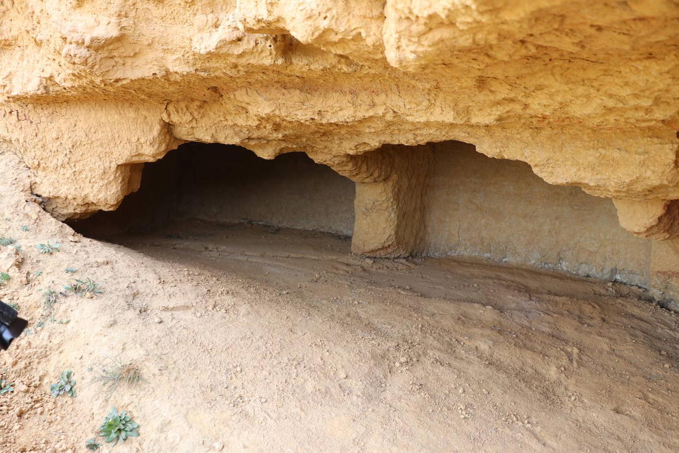 El diputado de Cultura, Arte y Patrimonio, Pablo López Presa, y la alcaldesa de Villasabariego, Esther García, en la inauguración de las Cuevas Menudas y la posterior visita a las mismas.