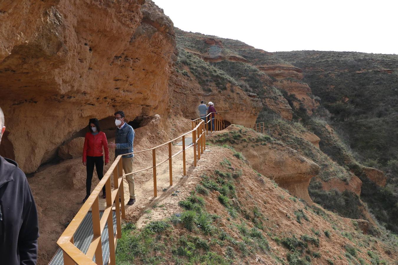 El diputado de Cultura, Arte y Patrimonio, Pablo López Presa, y la alcaldesa de Villasabariego, Esther García, en la inauguración de las Cuevas Menudas y la posterior visita a las mismas.