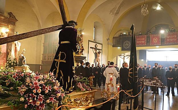 Galería. El Nazareno preside el acto en Santa Nonia.
