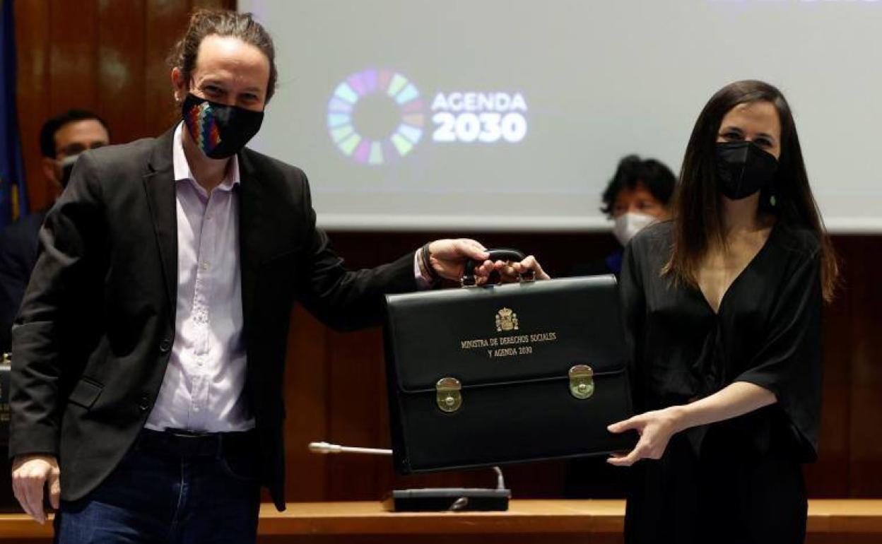 La ministra de Derechos Sociales, Ione Belarra, recibe la cartera de manos de Pablo Iglesias.