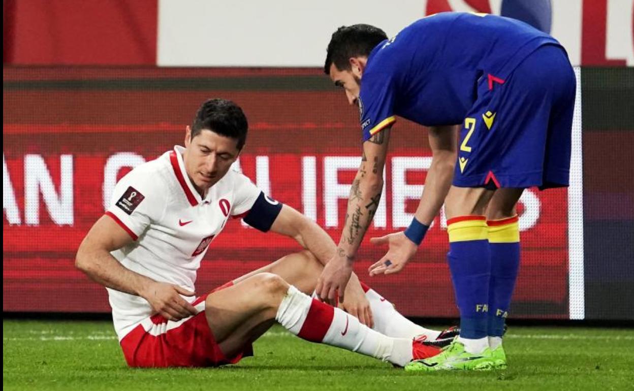 Robert Lewandowski, tras caer lesionado en el partido que midió a Polonia con Andorra. 