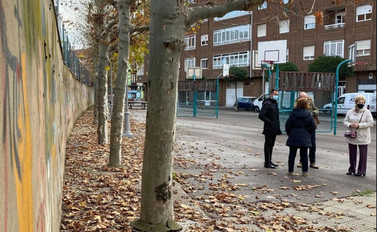 Los vecinos reclaman que se pueda retirar el muro de la calle Velasquita.