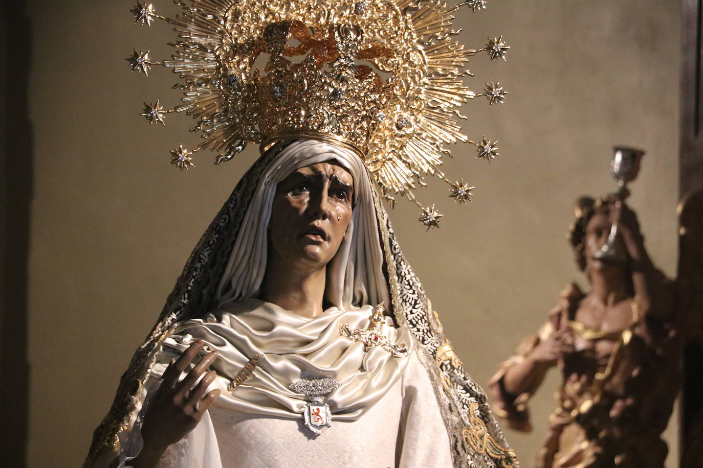 La capilla acoge una pequeña exposición con las tallas que deberían procesionar este Martes Santo.