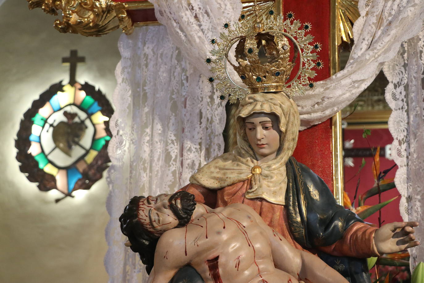 La capilla acoge una pequeña exposición con las tallas que deberían procesionar este Martes Santo.