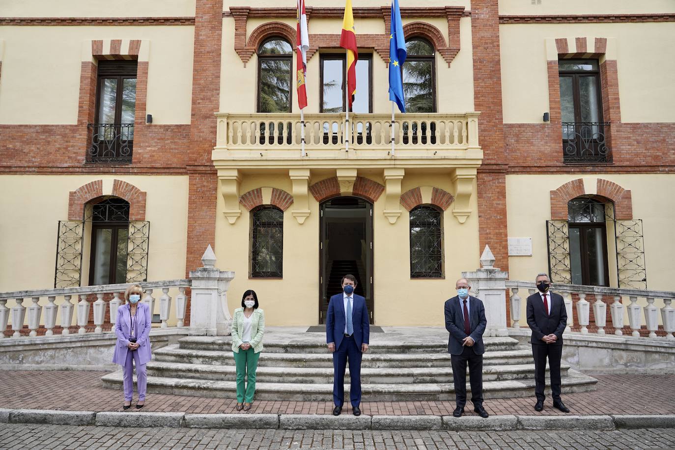 Fotos: El presidente de la Junta se reúne con la ministra de Sanidad