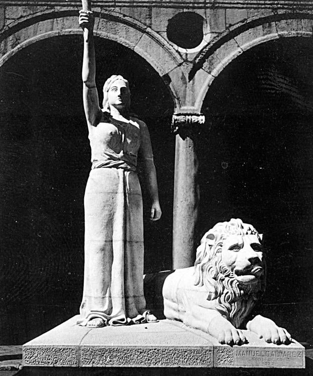 'La Libertad', en el patio del Palacio de los Guzmanes. 