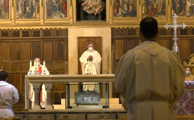 El obispo de León preside la misa crismal que anticipa el inicio del Triduo Pascual en la Catedral