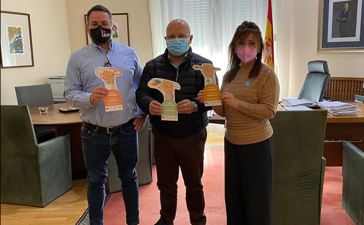 El subdelegado Faustino Sánchez durante la reunió con los representantes de Austismo León.