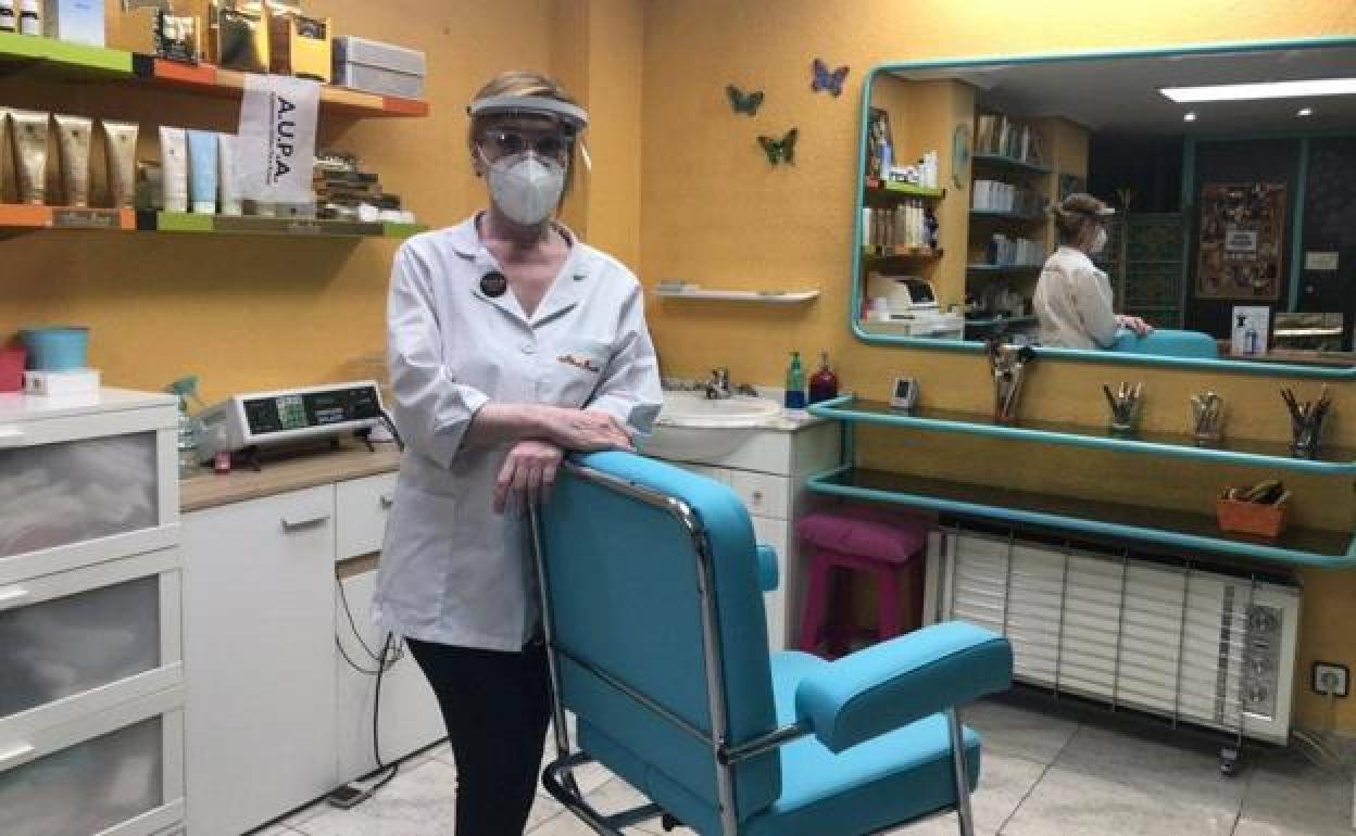 Una trabajadora autónoma en su peluquería. 