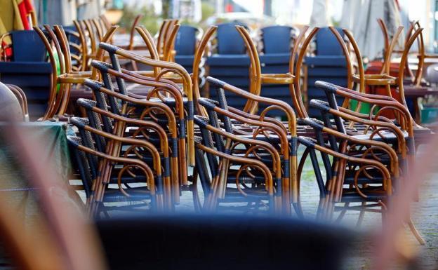 Sillas apiladas en una terraza en la capital. 