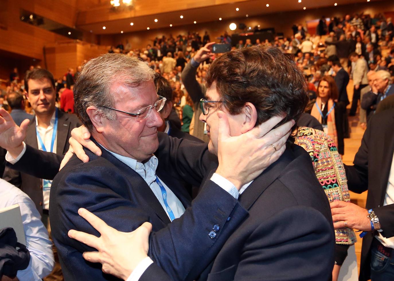 Alfonso Fernández Mañueco y Antonio Silván se abrazan al comienzo del 13 Congreso Autonómico del PP de Castilla y León