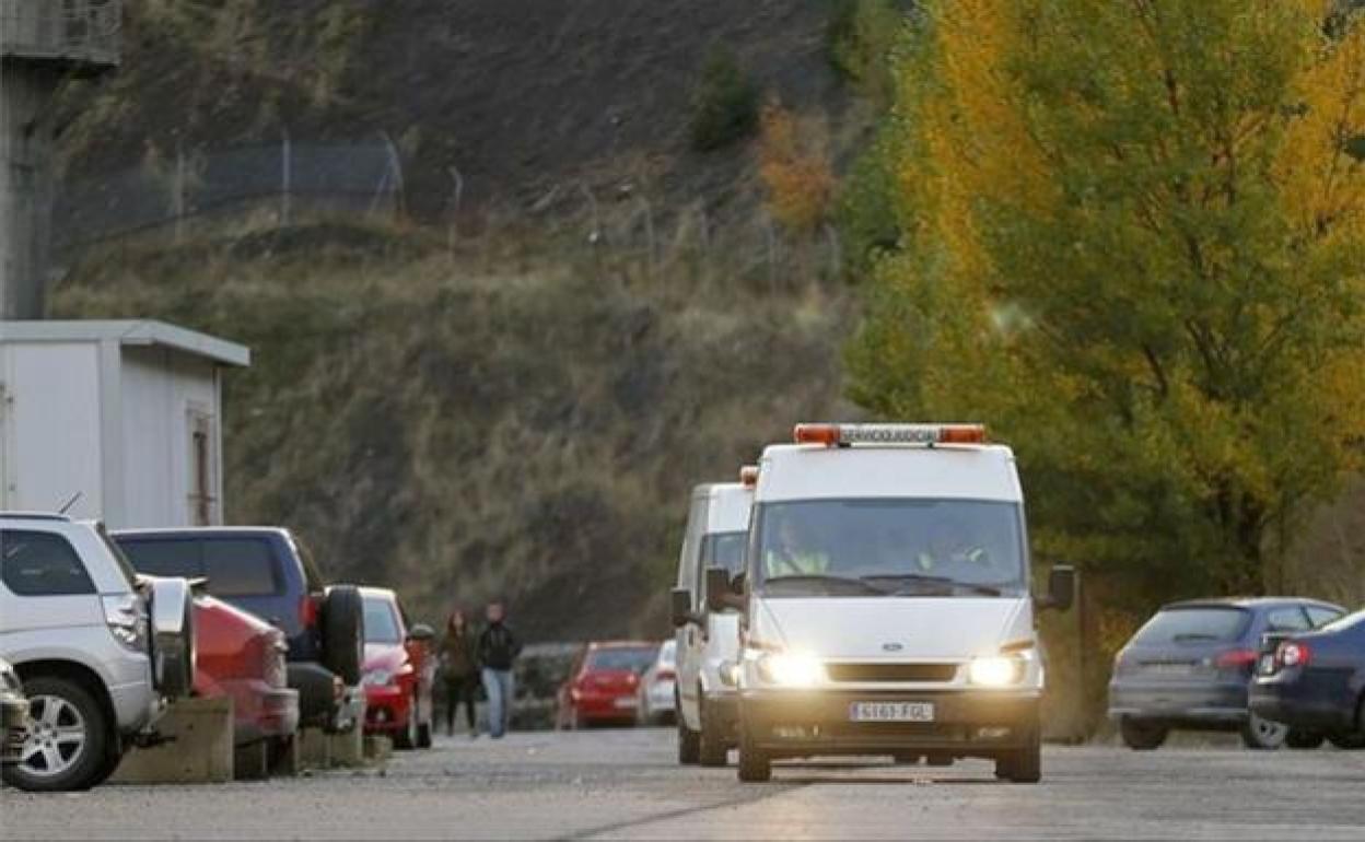 Equipos judiciales, en sus furgones, a su llegada a la explotación minera el día del suceso.